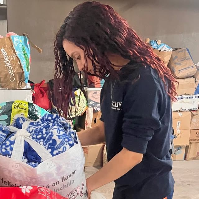 Convocatoria a voluntarios y recolección de donaciones.
